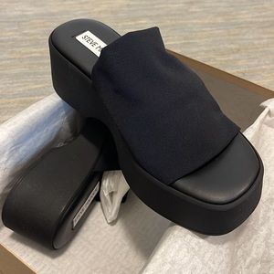 Size 8 BRAND NEW Steve Madden Sandals